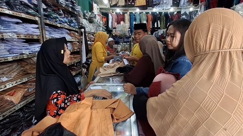 Jelang Tahun Ajaran Baru, Toko Seragam Sekolah di Pasar Tanjung Jember Diserbu Pembeli