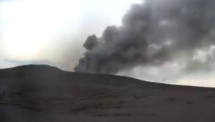 Gunung Anak Krakatau Kembali Erupsi, Keluarkan Asap Hitam Tebal
