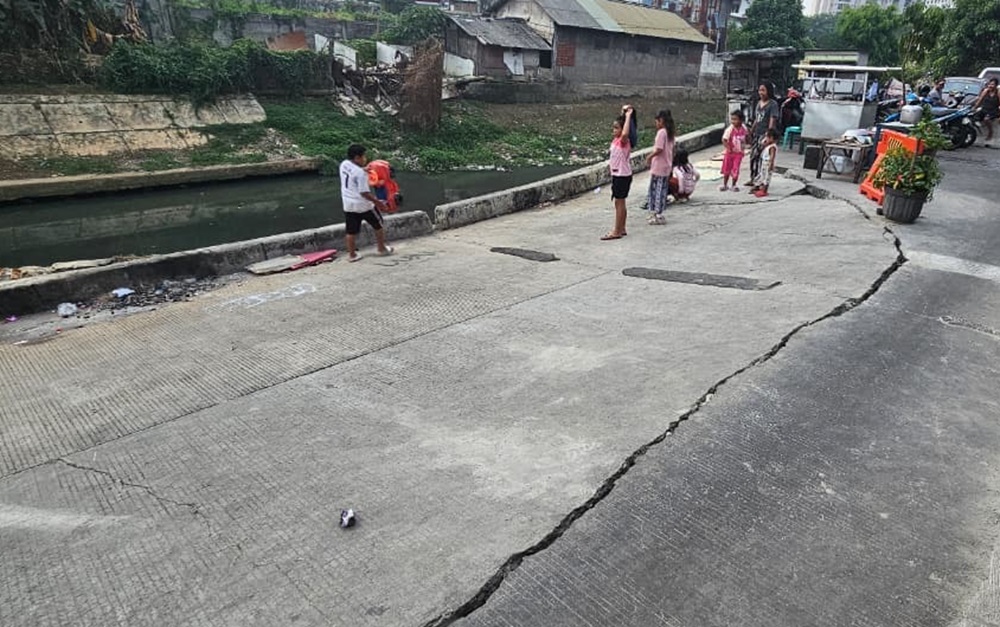 5 Bulan Belum Diperbaiki, Jalan Ambles di Pulogadung Makin Parah