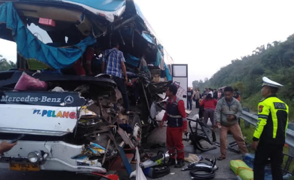 Kecelakaan Maut Bus Tabrak Truk Tronton di Tol Pekanbaru, 2 Tewas Belasan Terluka
