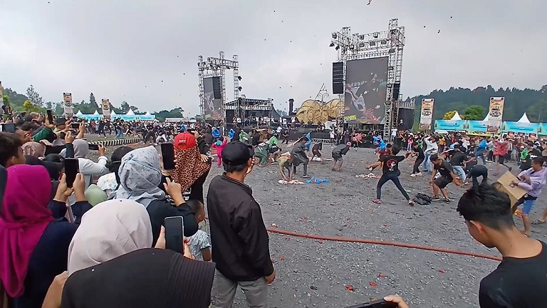 Tradisi Seru Perang di Purbalingga, Ribuan Tomat Beterbangan Menyasar ke Segala Arah