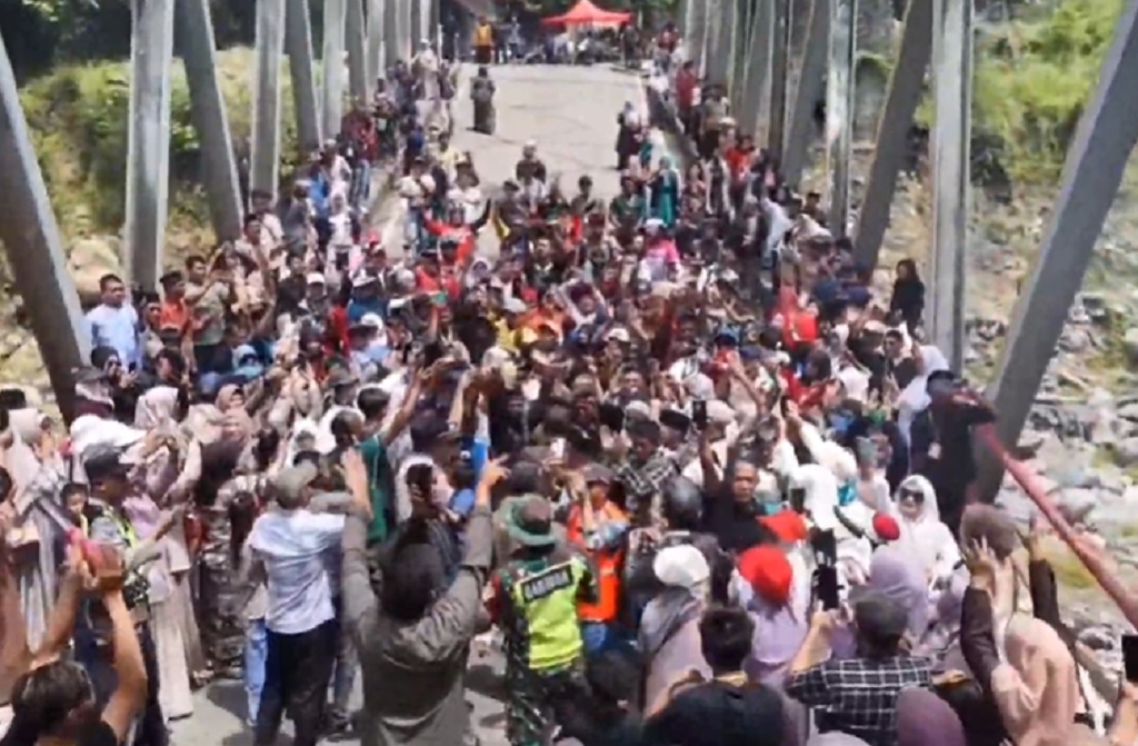 Diiringi Selawat, Warga Buka Akses Jalan Enang-Enang Hasil Patungan Rp1 Miliar