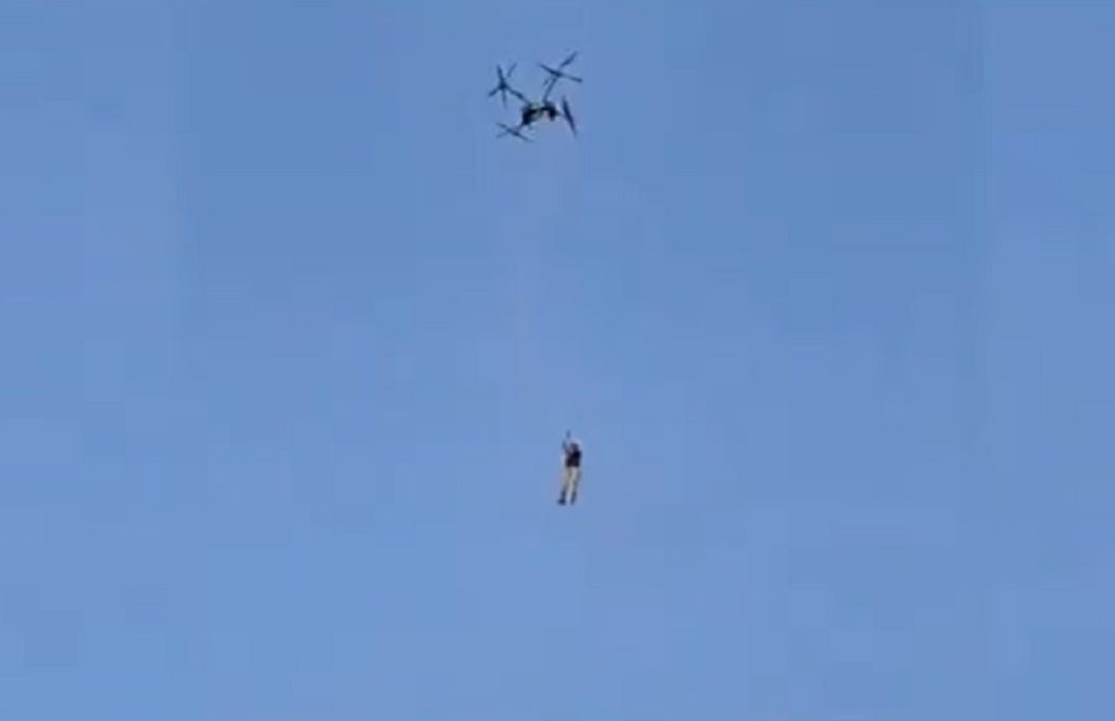 Viral Petani di Tuban Terbang Pakai Drone Raksasa, Angkut Pupuk Lewati Tambak