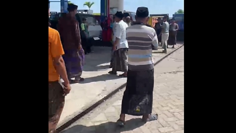 Viral di Sampang! Antrean Panjang BBM Berujung Ricuh, Dipicu Sikap Petugas SPBU