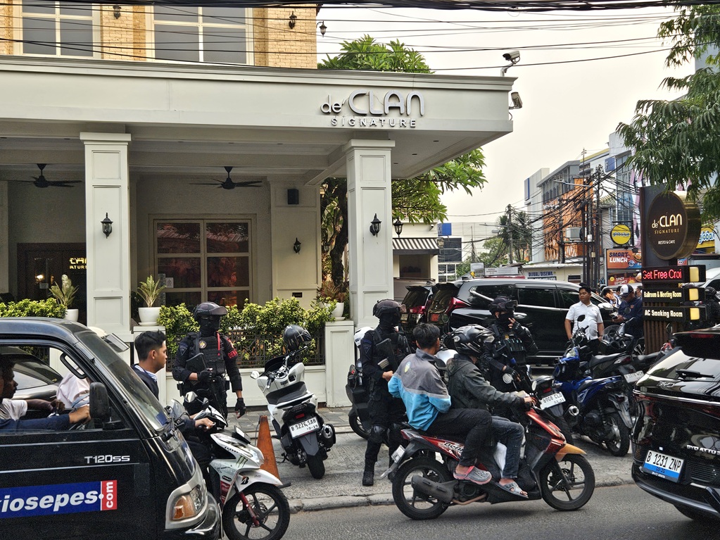 Polisi Geledah Kafe di Cipete Jaksel, Brimob Bersenjata Jaga Ketat Lokasi