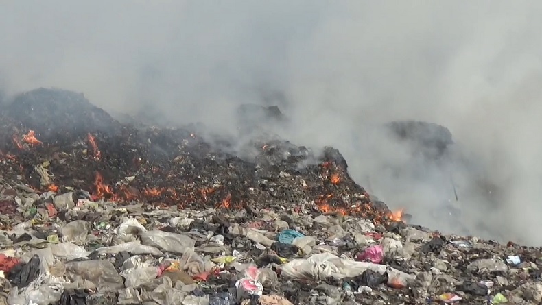 Kebakaran TPA Cikolotok Purwakarta Belum Padam, Api Diduga Dipicu Ledakan Korek Gas