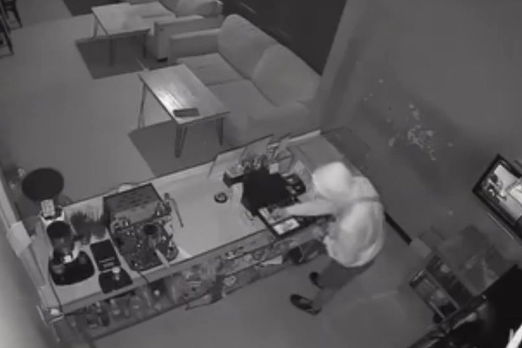 Terekam CCTV! Pria di Lumajang Bobol Kafe Mengaku Terdesak Ekonomi