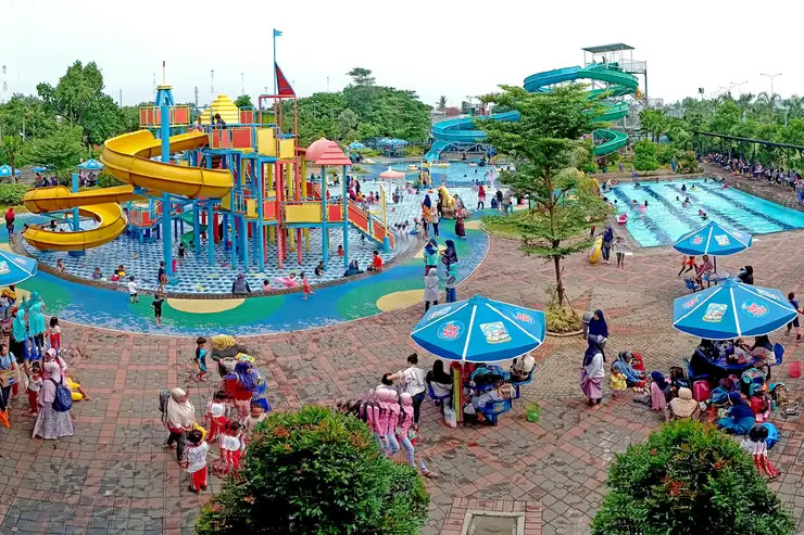 5 Wahana Air Seru di Green Lake View Waterpark