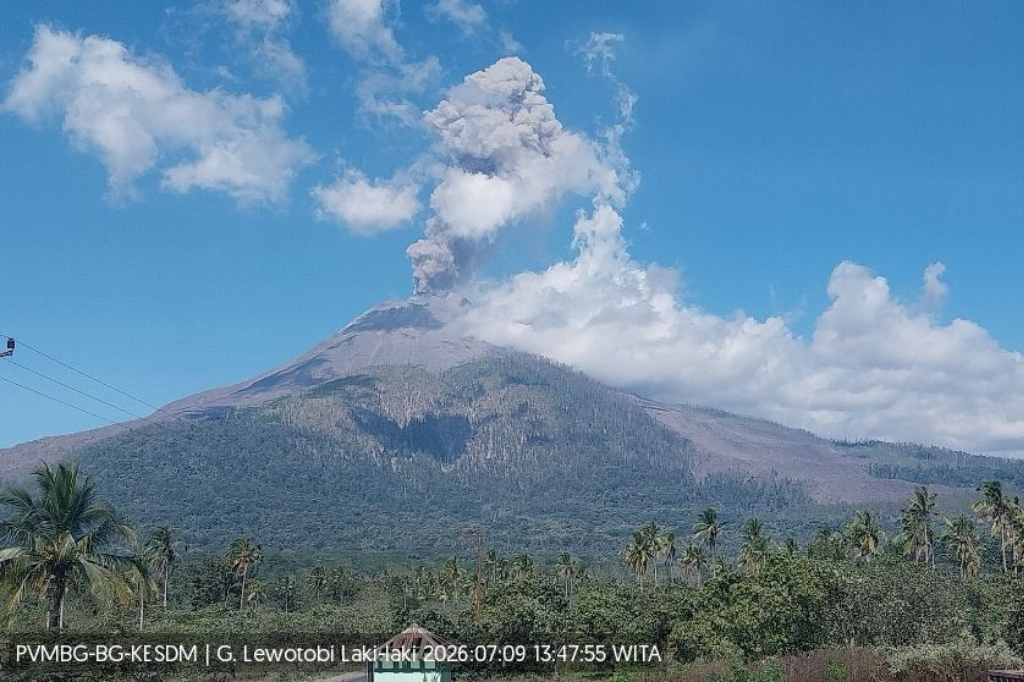 Gunung Lewotobi Laki-laki Meletus, Muntahkan Kolom Abu Setinggi 1 Km