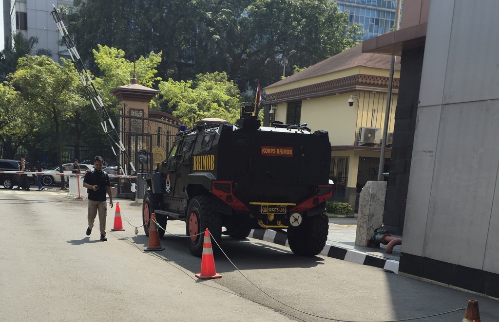 Mabes Polri Dijaga Ketat, Rantis Brimob dan Polisi Bersenjata Lengkap Siaga