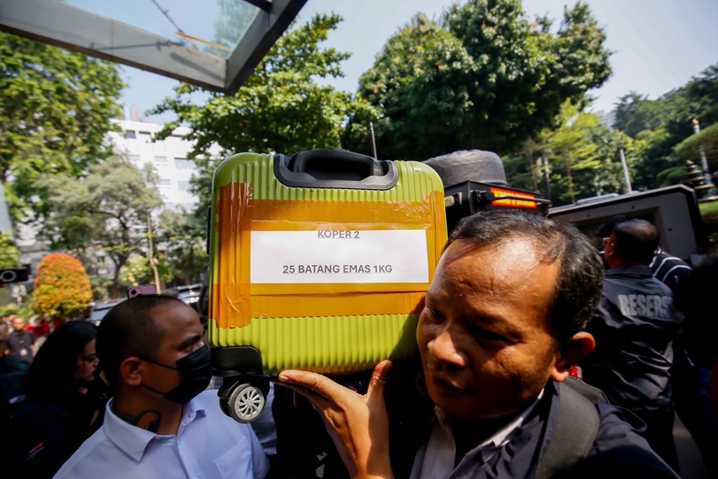 Momen Petugas Ramai-Ramai Angkut Koper Berisi Emas Hasil Penggeledahan Kasus Korupsi Batu Bara hingga Krakatau Steel