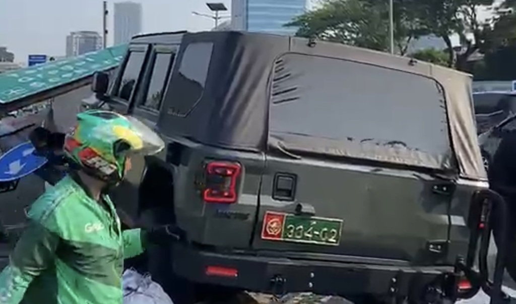 Mobil Dinas TNI Hilang Kendali di Tol Slipi, Hantam Tiang Rambu hingga Roboh 