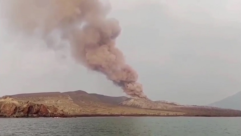 Status Gunung Anak Krakatau Naik ke Level III, Penumpang Penyeberangan Selat Sunda Cemas