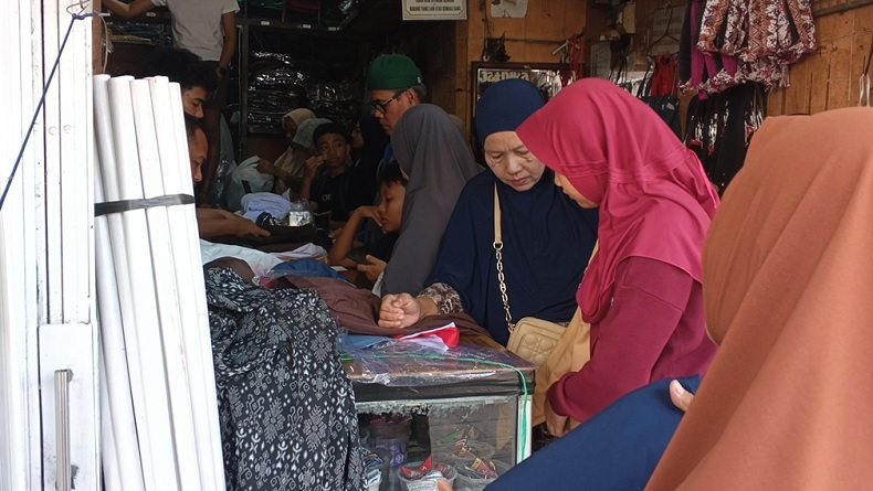 Jelang Tahun Ajaran Baru, Toko Seragam Sekolah di Purwakarta Diserbu Ibu-Ibu