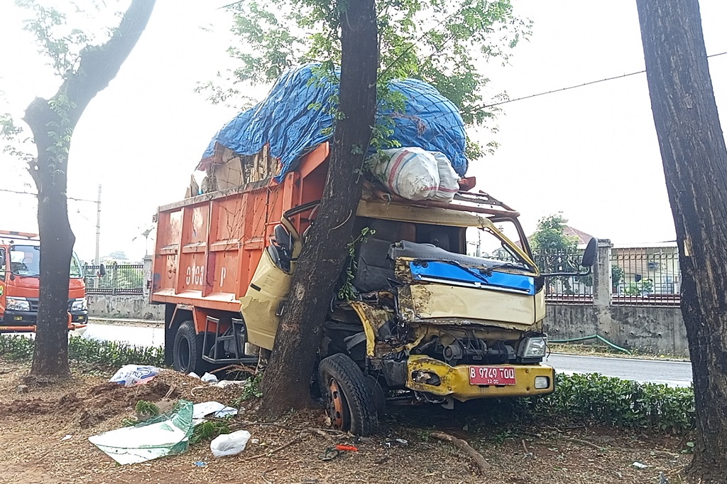 Truk Sampah Tabrak Pohon di Jaktim saat Menuju Bantargebang, Sopir Dilarikan ke RS