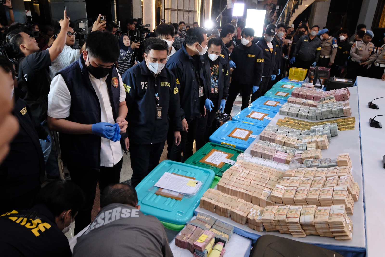 Rincian Uang hingga Emas 74 Kg yang Disita Polisi terkait 3 Kasus Korupsi Besar