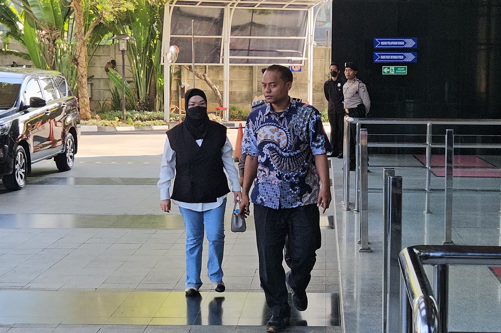 Bupati Sukoharjo Etik Suryani Tiba di KPK usai Kena OTT, Berjalan Sempoyongan