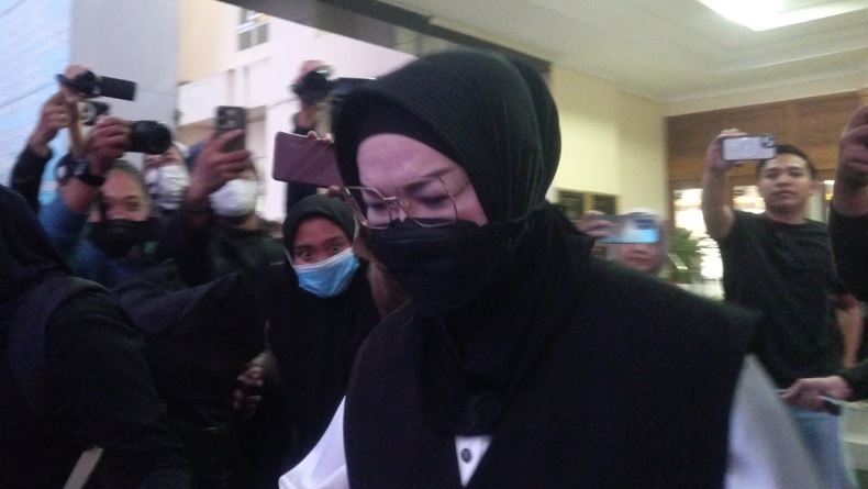 Bupati Sukoharjo Etik Suryani Dibawa ke Jakarta Usai OTT KPK, 6 Koper Ikut Diamankan