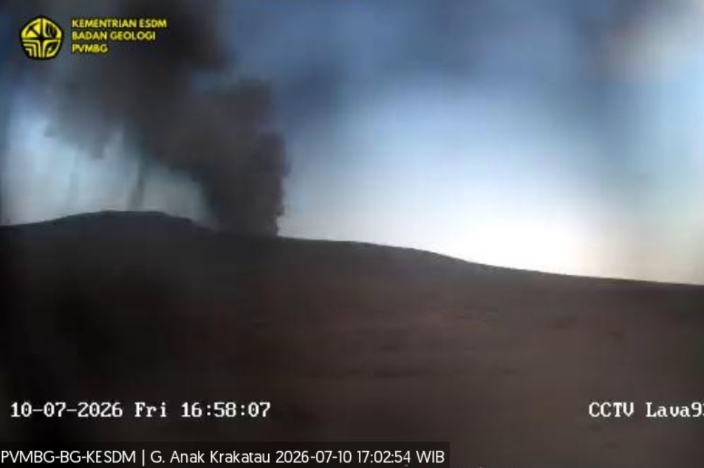 Gunung Anak Krakatau Erupsi, Kolom Abu Hitam Membubung Setinggi 200 Meter