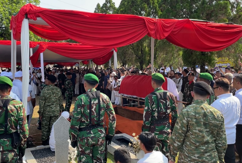 Momen Jenazah Rachmat Gobel Dimakamkan di TMP Kalibata, Diiringi Upacara Militer