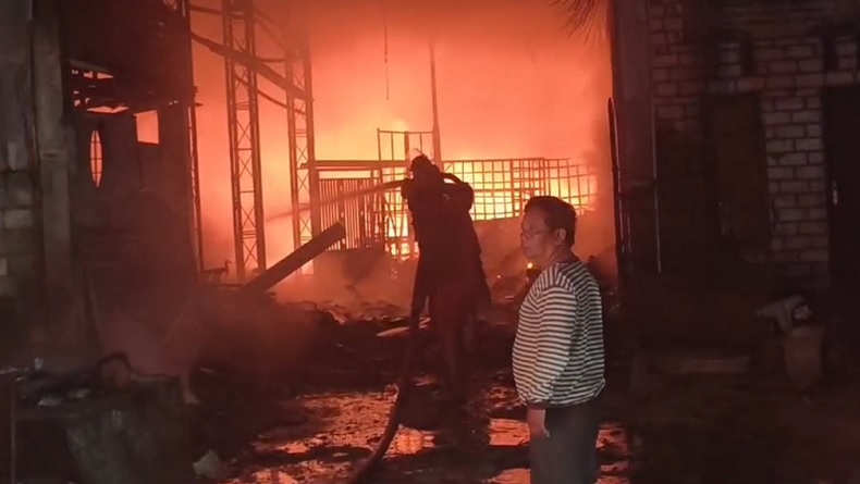 Kebakaran Hebat di Lamongan, Gudang Rongsok Beserta Isinya Hangus Dilalap Api