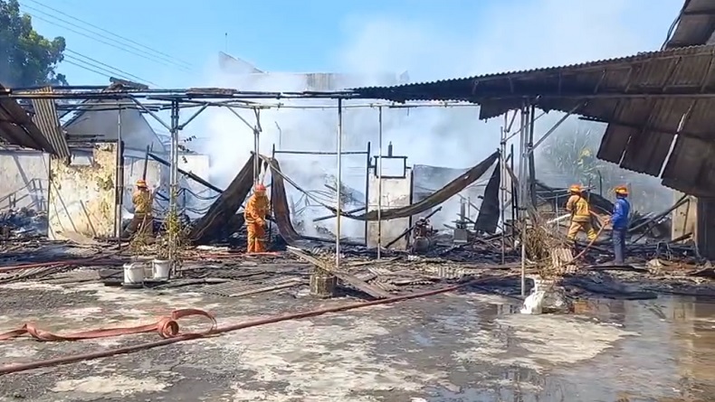 Kebakaran Toko Ban dan Peracangan di Probolinggo, Beberapa Kali Terdengar Ledakan