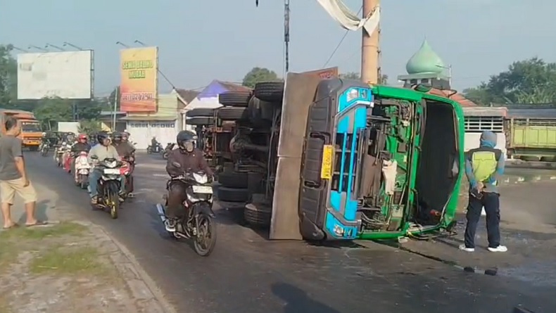 Mengerikan! Truk Kontainer Oleng hingga Terguling di Mojokerto, 2 Polisi Nyaris Tertimpa