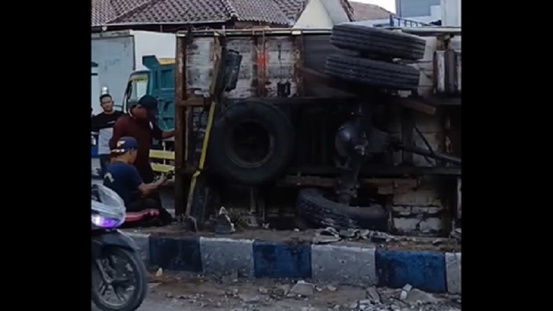 Truk Pasir Terguling di Sampang, Muatan Tumpah ke Jalan