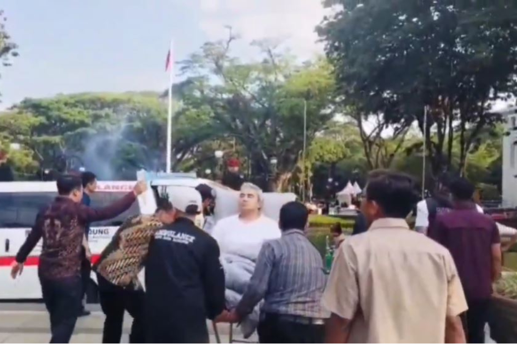 Penampakan Wali Kota Bandung Farhan Dievakuasi ke RS, Terbaring Lemas Diinfus