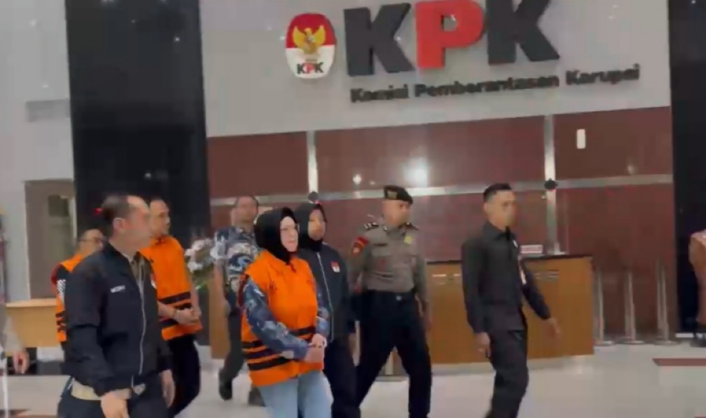 Pakai Rompi Oranye, Bupati Sukoharjo Etik Suryani Ditahan KPK
