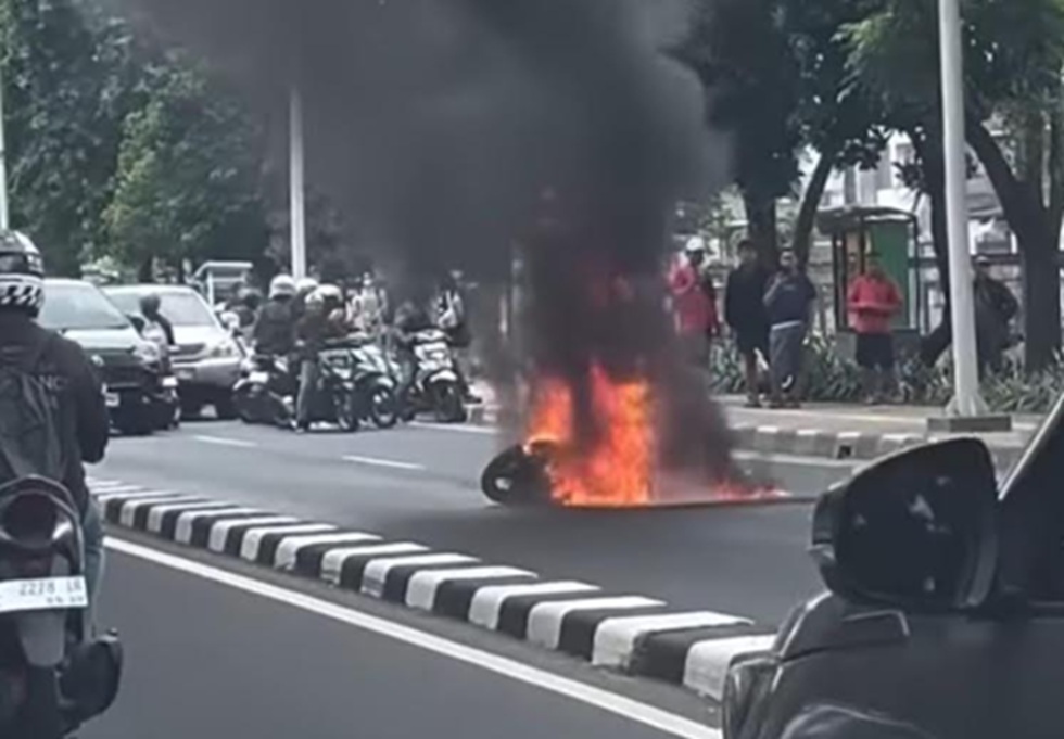 Motor Terbakar usai Hindari Mobil Rem Mendadak di Pasar Minggu Jaksel, Pengemudi Luka-Luka