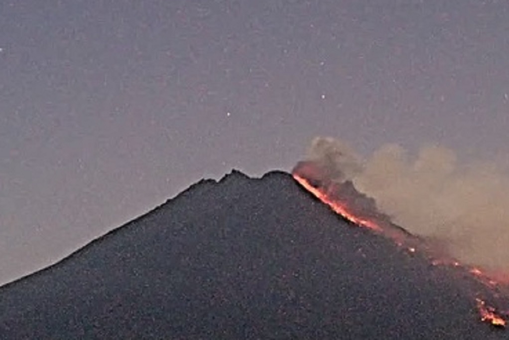 Gunung Merapi Luncurkan Awan Panas Guguran hingga 2 Km, Status Siaga