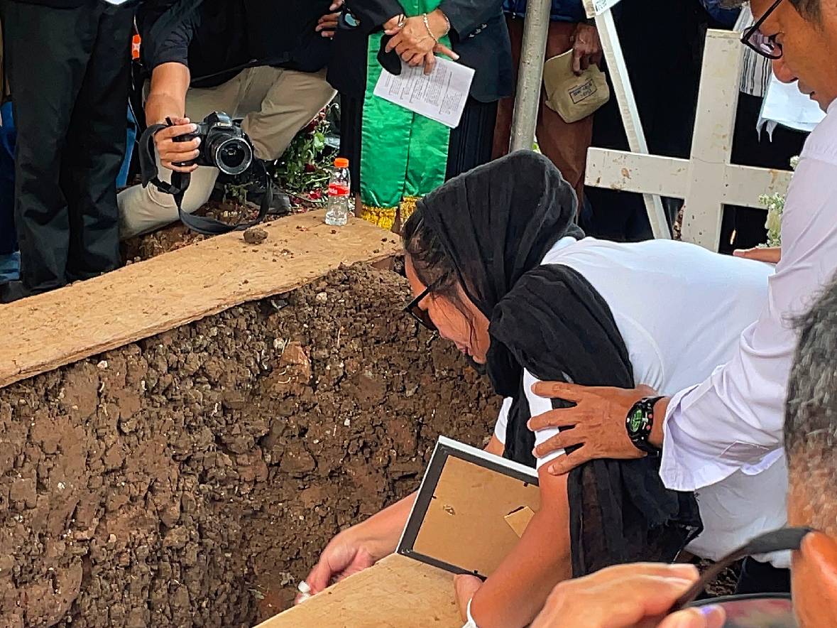 Pemakaman Temon Banjir Air Mata, Sang Istri: Sampai Jumpa Sayangku