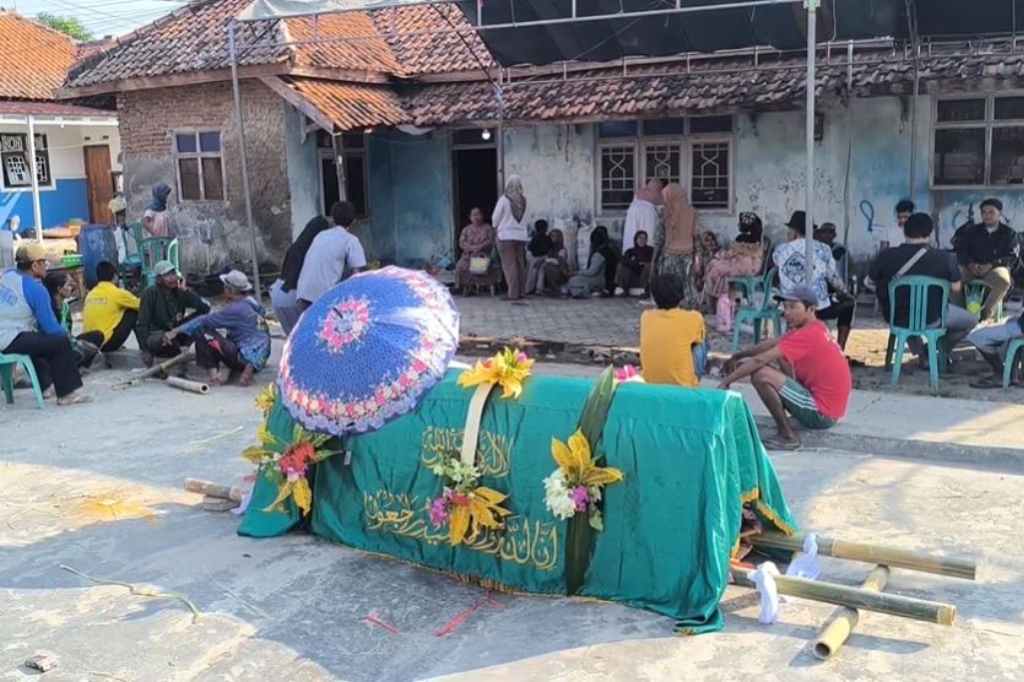 Pilu! Korban Kecelakaan Maut di Indramayu Dimakamkan Bersamaan di 4 TPU
