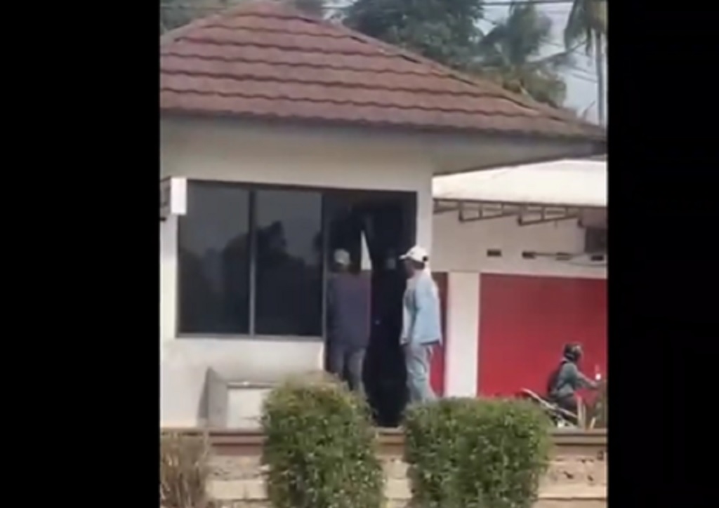 Penjaga Pelintasan KA di Garut Dikeroyok Pemotor gegara Tegur Jangan Terobos