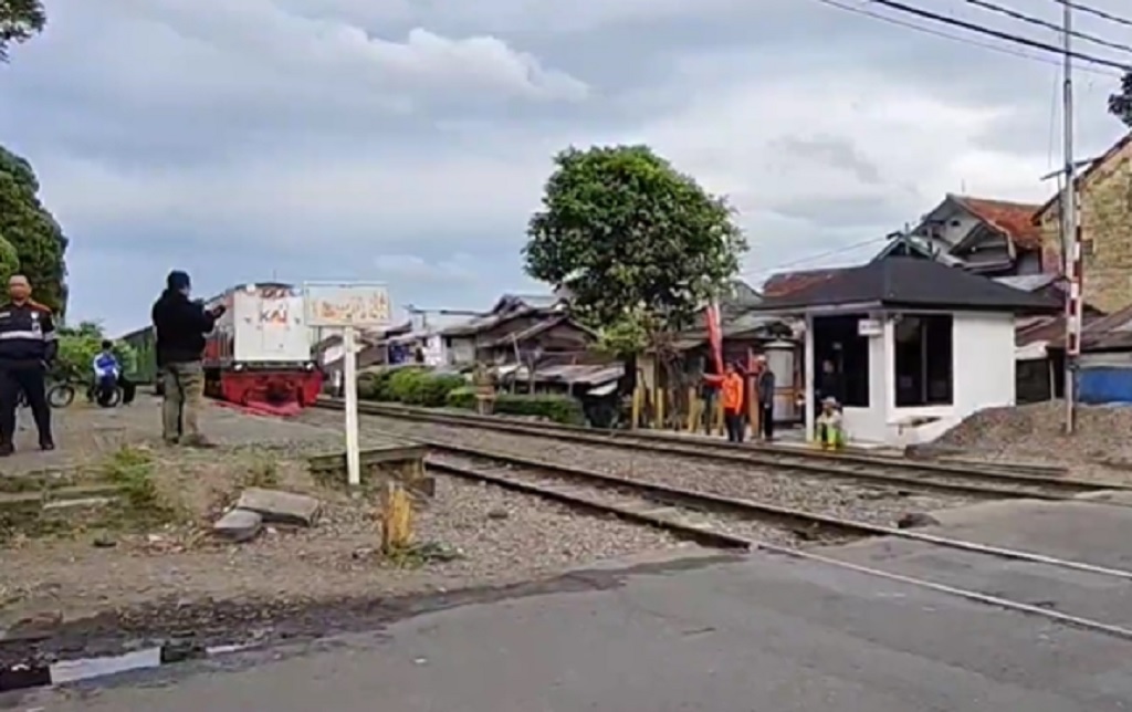 Daop 2 Bandung Desak Polisi Tangkap Pemotor Keroyok Penjaga Pelintasan di Garut