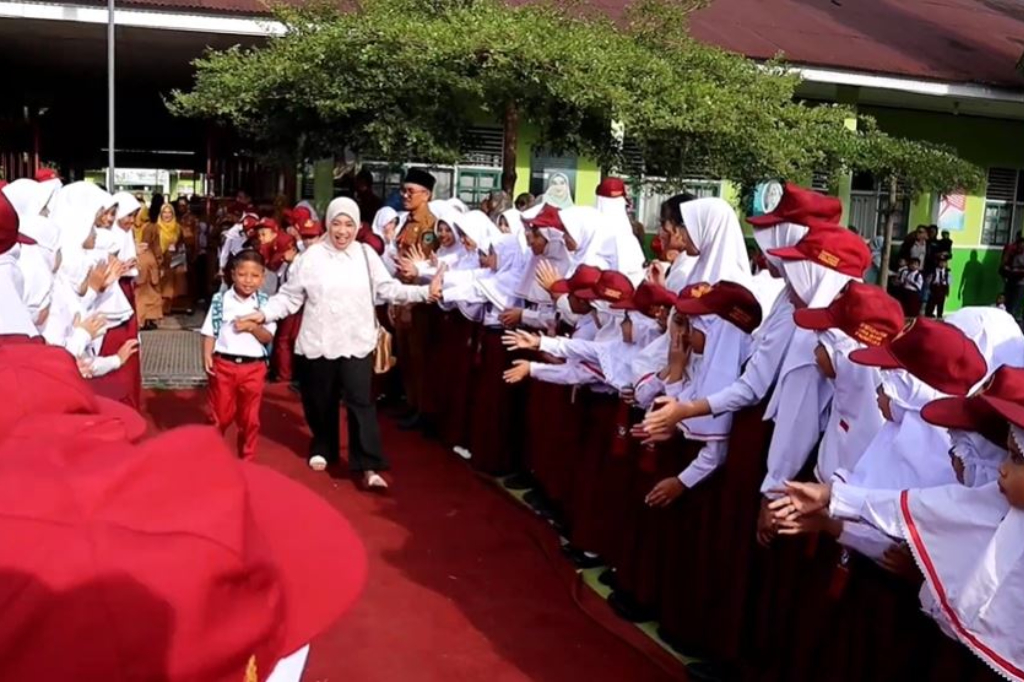SD di Pasaman Sambut Siswa Baru dengan Karpet Merah, Hari Pertama Sekolah Jadi Istimewa