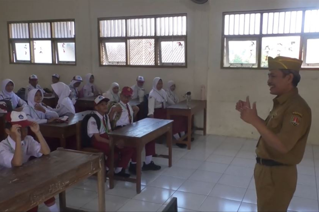 Seru! Siswa Baru SMP di Semarang Berebut Bangku Terdepan saat MPLS