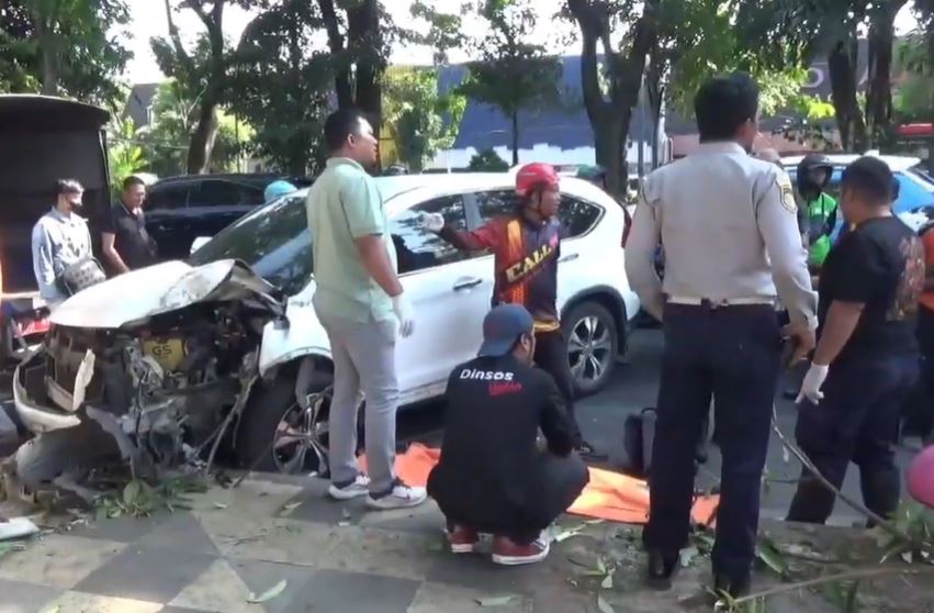 Kecelakaan Mobil Diduga Ngebut Tabrak 2 Motor di Surabaya, 1 Pengendara Tewas