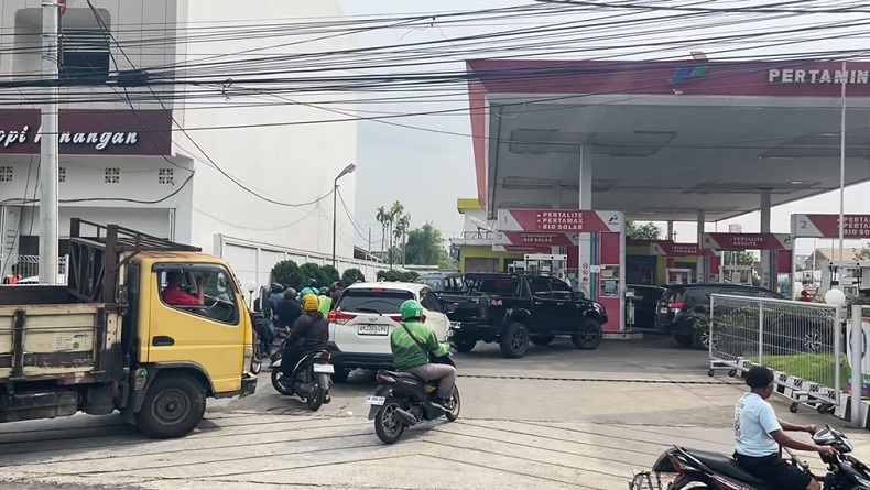 BBM Langka di Sejumlah SPBU Medan dan Deli Serdang, Antrean Kendaraan Mengular