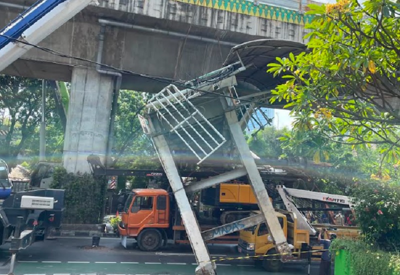 Truk Bawa Crane Mulai Dievakuasi usai Hantam JPO Tendean Jaksel, Arus Lalin Tersendat