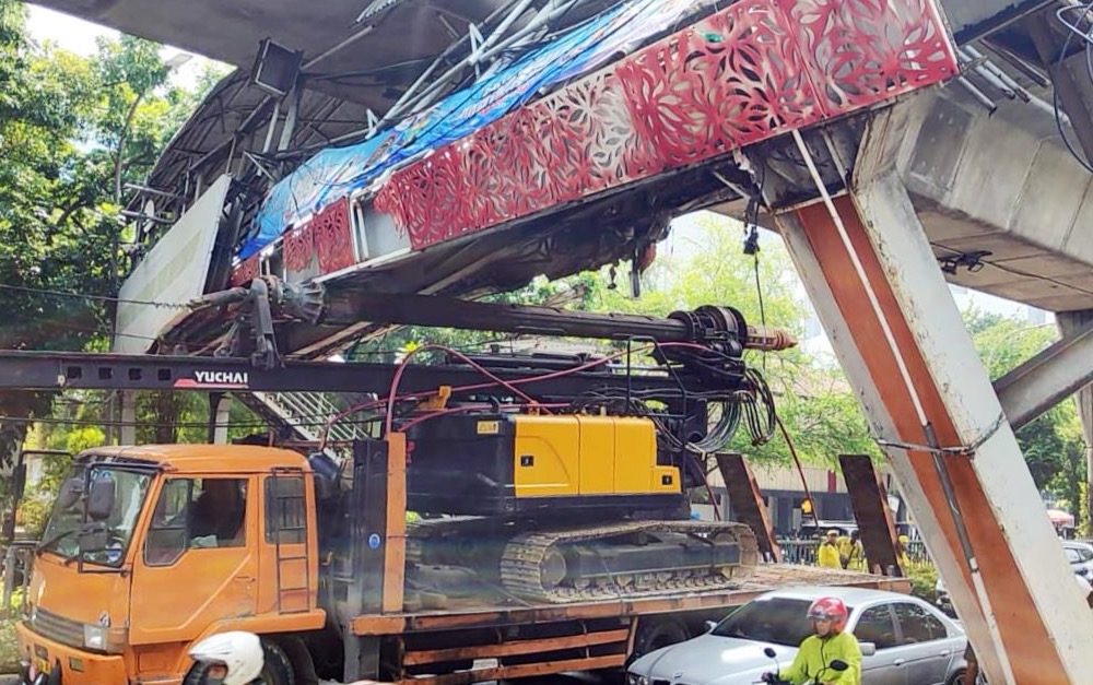 Rusak Parah usai Ditabrak Truk, JPO Tendean Jaksel Dibongkar Hari Ini