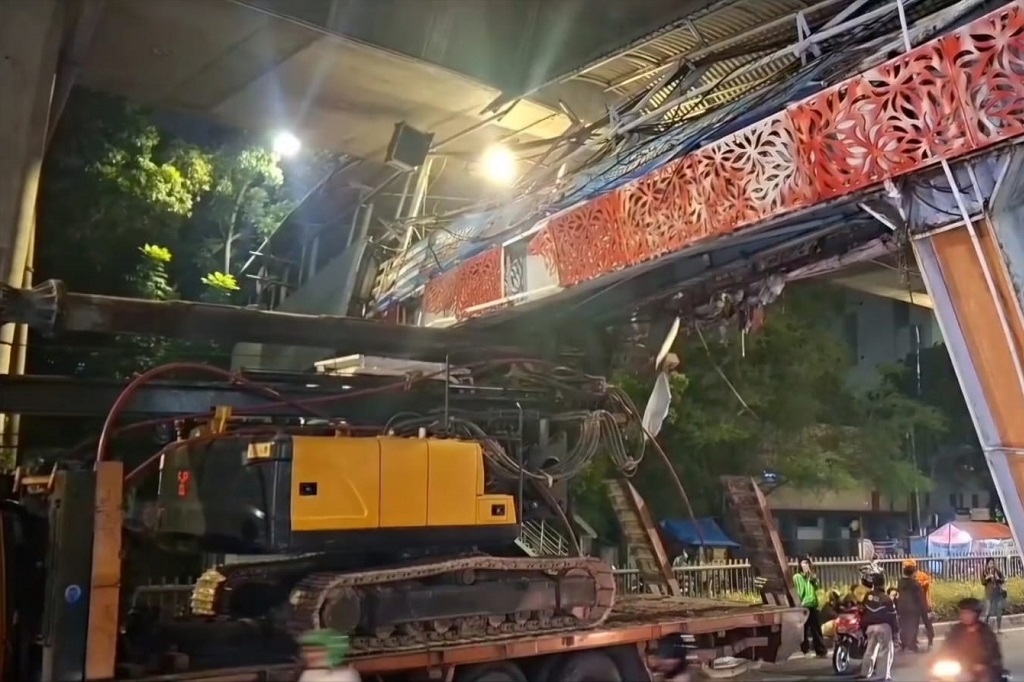Truk Bawa Crane Nyangkut di JPO Tendean Jaksel, Struktur Jembatan Rusak Parah