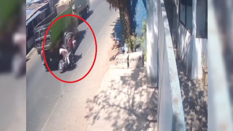 Detik-Detik Mengerikan Pemotor Ayah dan Anak Ditabrak Truk di Gowa Terekam CCTV, 1 Tewas