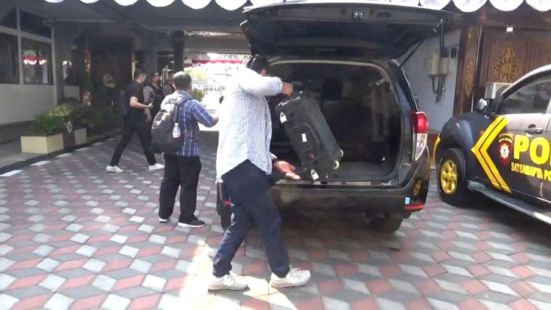 KPK Bawa 3 Koper Dokumen Penting dari Penggeledahan Kantor Bupati Sukoharjo