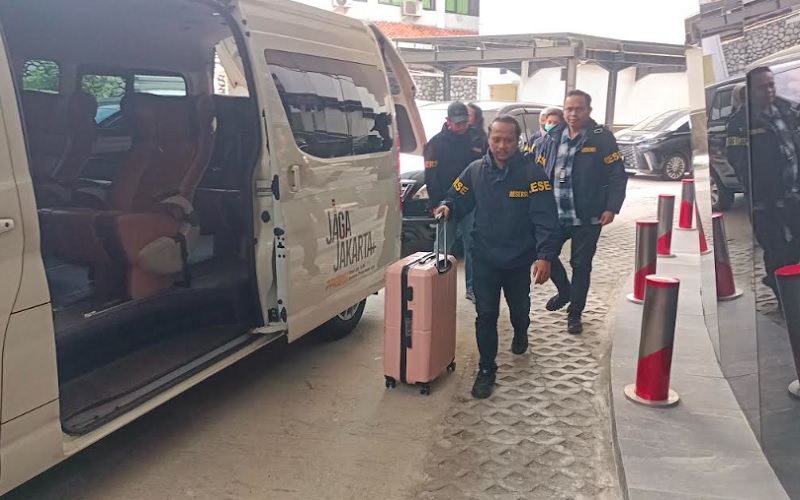 Penyidik Polri Sambangi Gedung Kejagung, Bawa Koper Besar