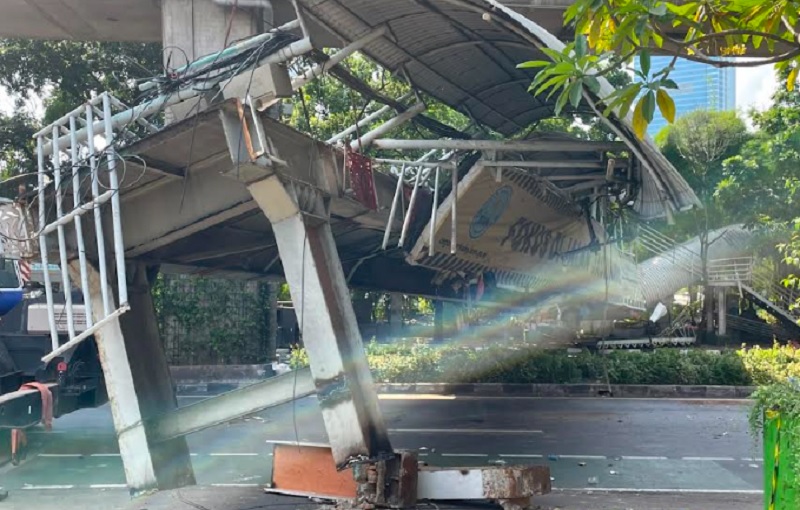 Kerangka Besi JPO Tendean Berhasil Dievakuasi usai Ditabrak Truk 