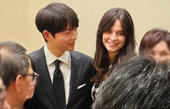 Viral Song Joong Ki dan Katy Louise Cerai? Ini Faktanya! 