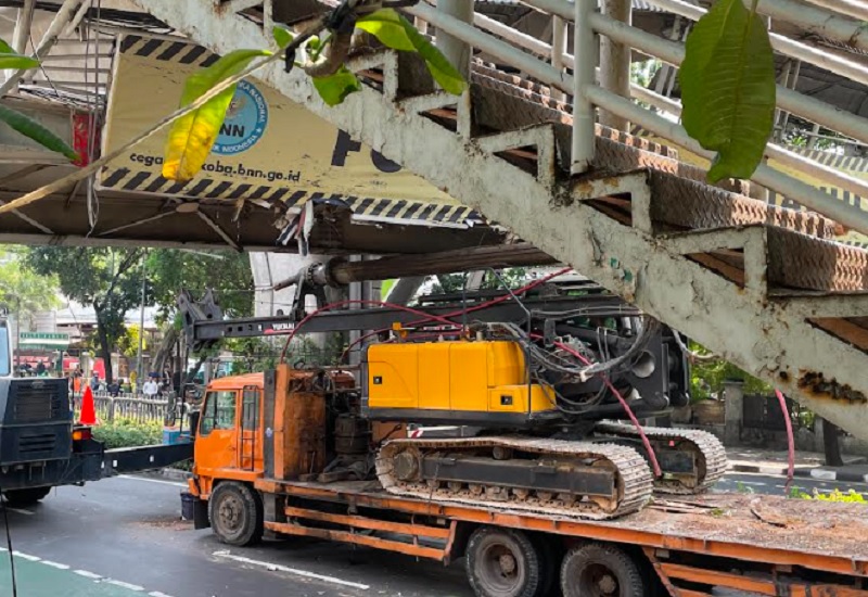 Truk Nyangkut di JPO Tendean Hendak Antar Muatan ke Gedung Kejagung