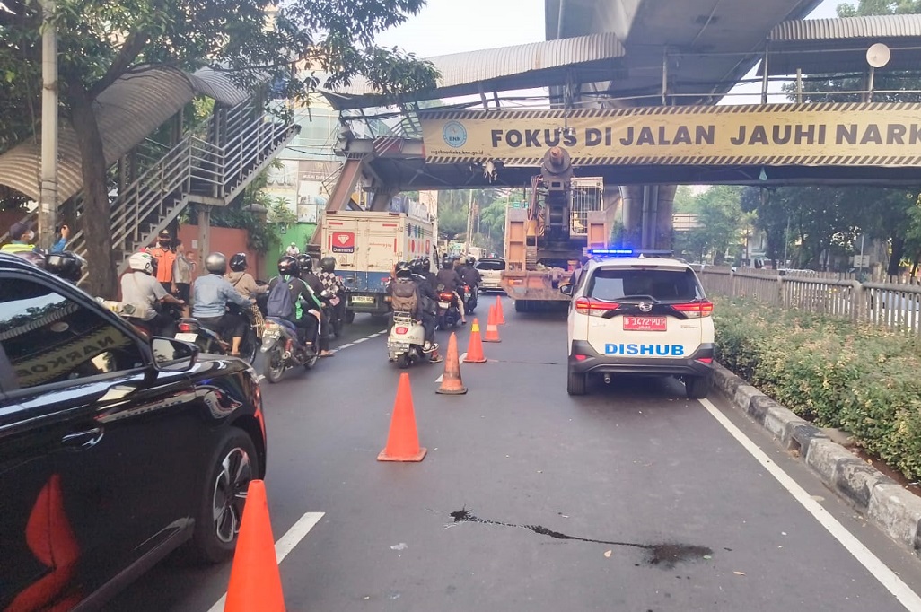 Truk Nyangkut di JPO Tendean Belum Dievakuasi, Polisi Tunggu Alat Berat